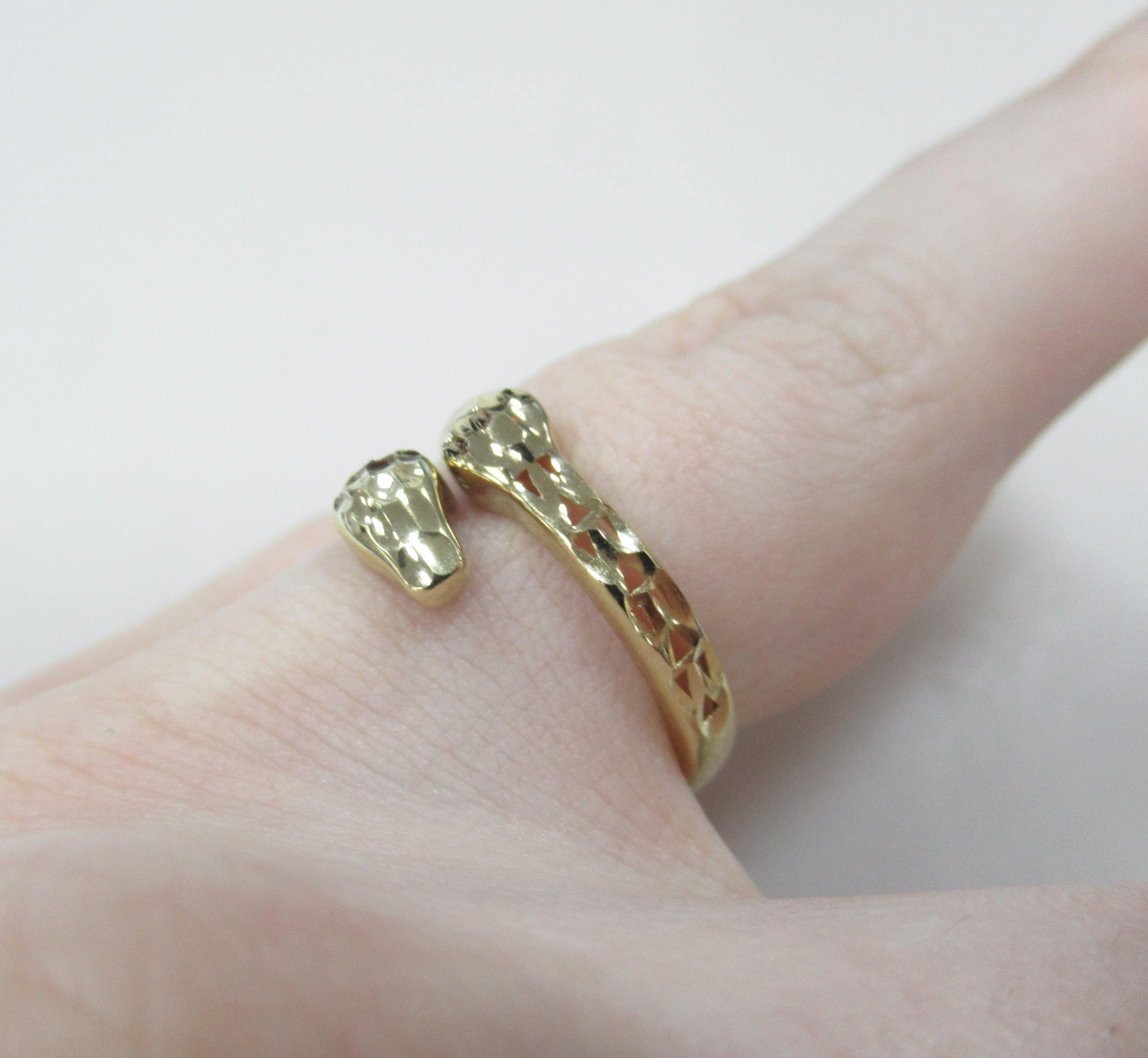 Незамкнутое кольцо из желтого золота "Змеи"